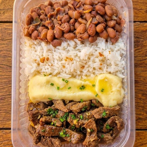 Carne Grelhada com Arroz branco, Feijão e Purê de Batata