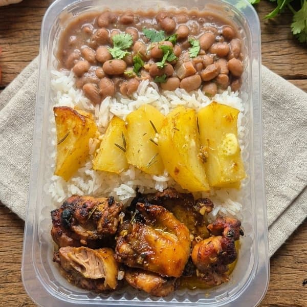 Coxa e sobrecoxa assada com Batata assada, Arroz branco e feijão