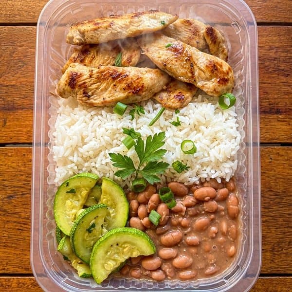 Bife de Frango Grelhado com Arroz branco, Feijão e Abobrinha