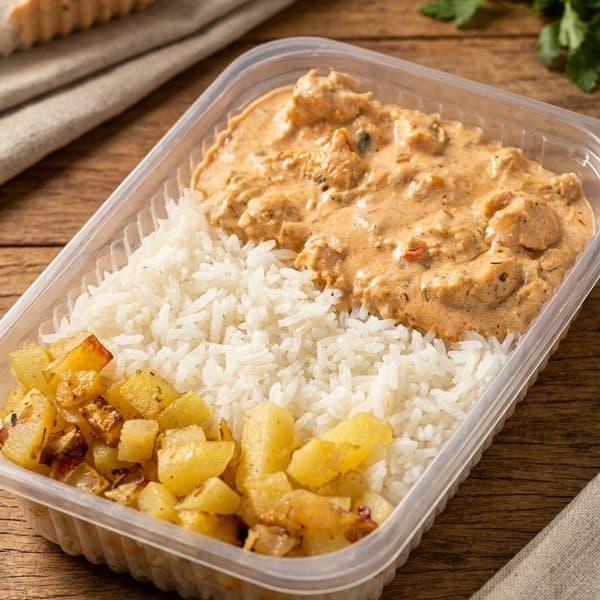 Strogonoff de frango com Arroz branco e Batata assada