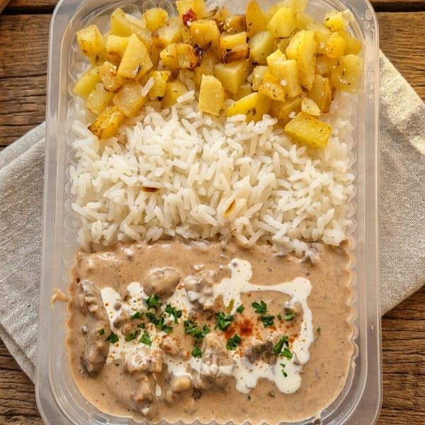 Strogonoff de Carne com Arroz branco e Batata assada